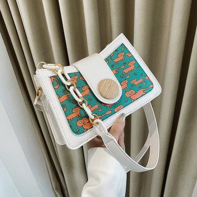 Sieviešu kvadrātveida soma ar aplikāciju un garu rokturi