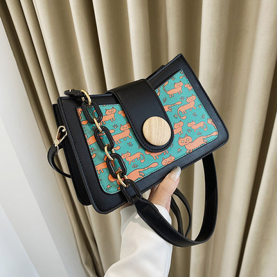 Sieviešu kvadrātveida soma ar aplikāciju un garu rokturi