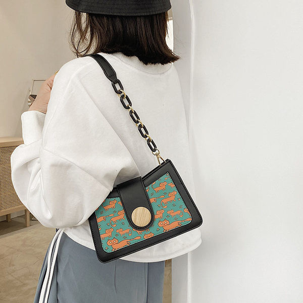 Sieviešu kvadrātveida soma ar aplikāciju un garu rokturi