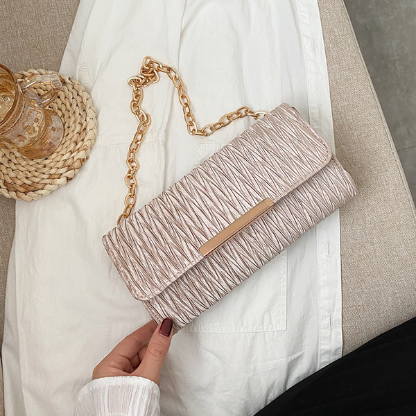 Jauna modeļa sieviešu soma ar metāla apdari un ķēdīti