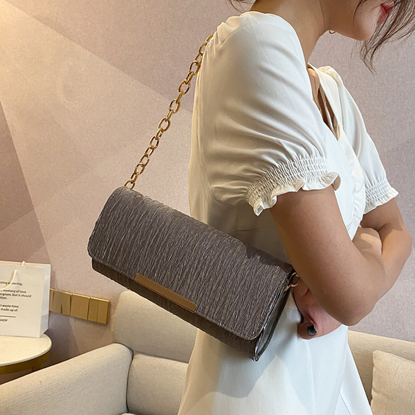 Jauna modeļa sieviešu soma ar metāla apdari un ķēdīti