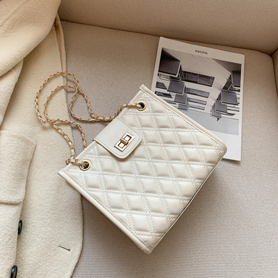 Geanta de dama eleganta cu piele gofrata si maner metalic