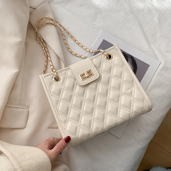 Geanta de dama eleganta cu piele gofrata si maner metalic