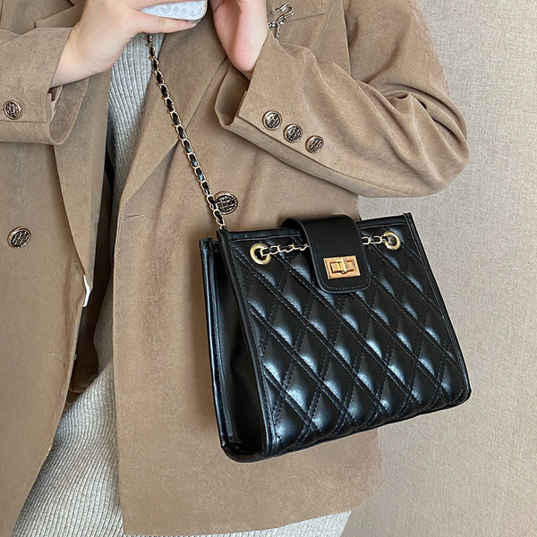 Geanta de dama eleganta cu piele gofrata si maner metalic