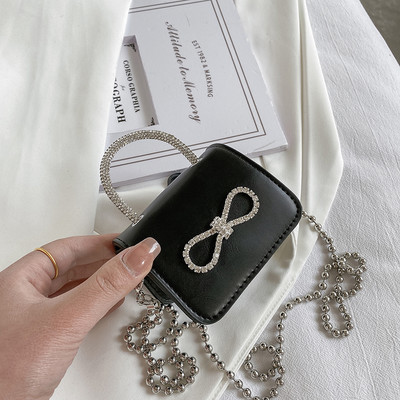 Μοντέρνα μικρή τσάντα διακοσμημένη με κορδέλα και πέτρες