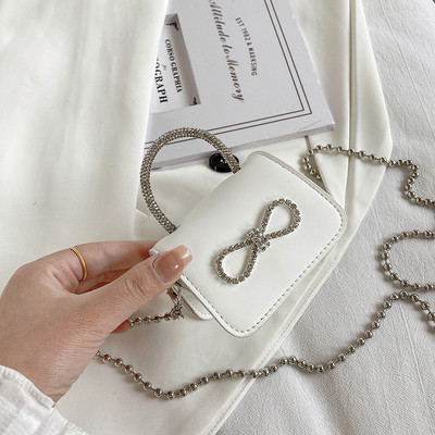 Μοντέρνα μικρή τσάντα διακοσμημένη με κορδέλα και πέτρες