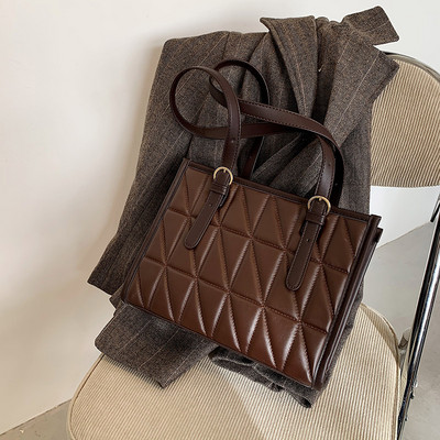 Γυναικεία τσάντα με τετράγωνο σχήμα από οικολογικό δέρμα με αγκράφα