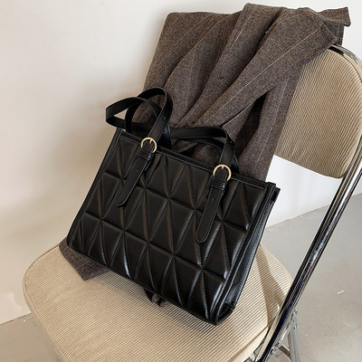 Γυναικεία τσάντα με τετράγωνο σχήμα από οικολογικό δέρμα με αγκράφα