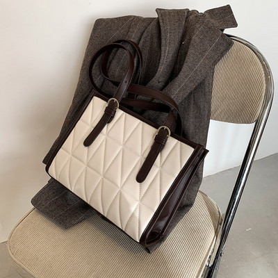 Γυναικεία τσάντα με τετράγωνο σχήμα από οικολογικό δέρμα με αγκράφα