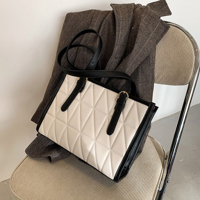 Γυναικεία τσάντα με τετράγωνο σχήμα από οικολογικό δέρμα με αγκράφα