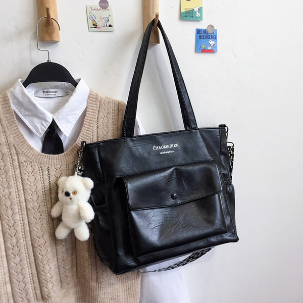 Γυναικεία τσάντα από οικολογικό δέρμα με επιγραφή