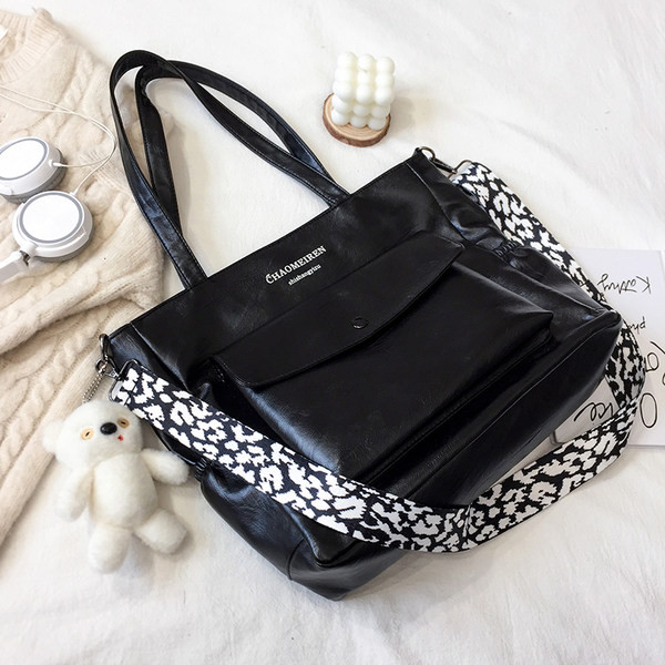 Γυναικεία τσάντα από οικολογικό δέρμα με επιγραφή