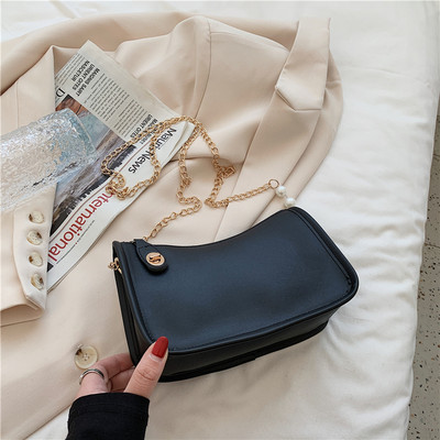 Moderna sieviešu soma ar metāla ķēdīti un pērlēm