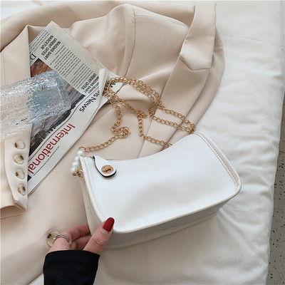 Moderna sieviešu soma ar metāla ķēdīti un pērlēm