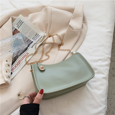 Moderna sieviešu soma ar metāla ķēdīti un pērlēm