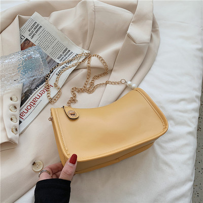 Moderna sieviešu soma ar metāla ķēdīti un pērlēm