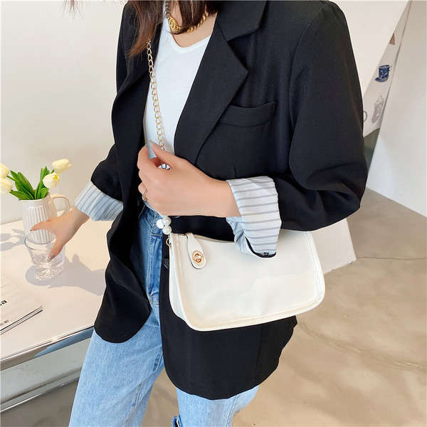 Moderna sieviešu soma ar metāla ķēdīti un pērlēm