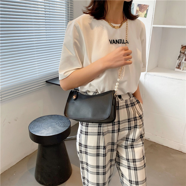 Moderna sieviešu soma ar metāla ķēdīti un pērlēm