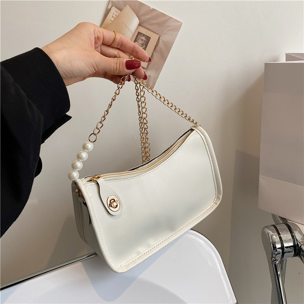 Moderna sieviešu soma ar metāla ķēdīti un pērlēm