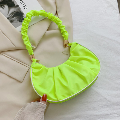 Moteriška odinė rankinė su trumpa rankena ant peties