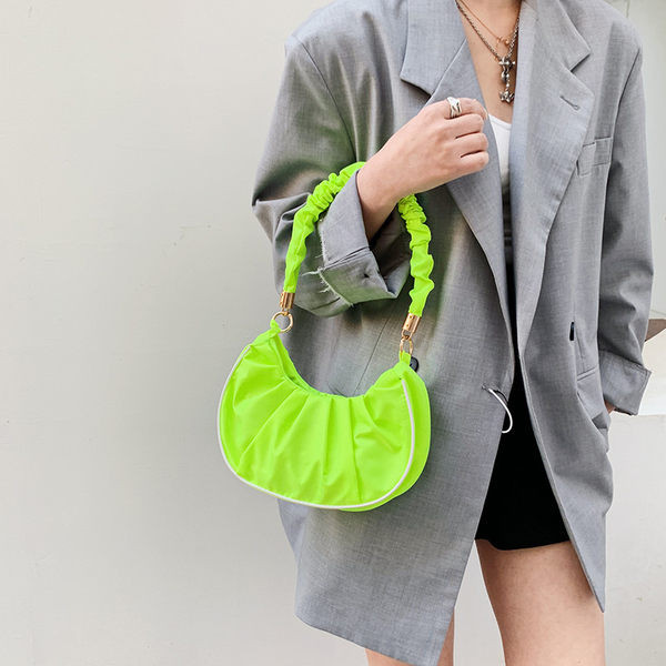 Moteriška odinė rankinė su trumpa rankena ant peties