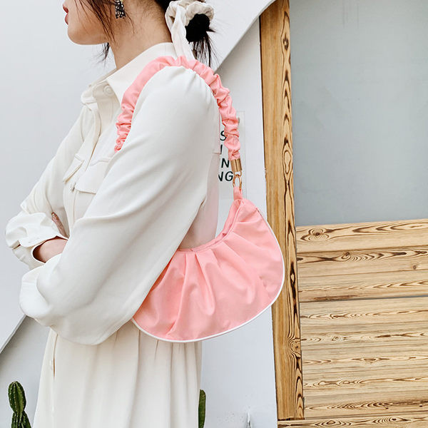 Moteriška odinė rankinė su trumpa rankena ant peties