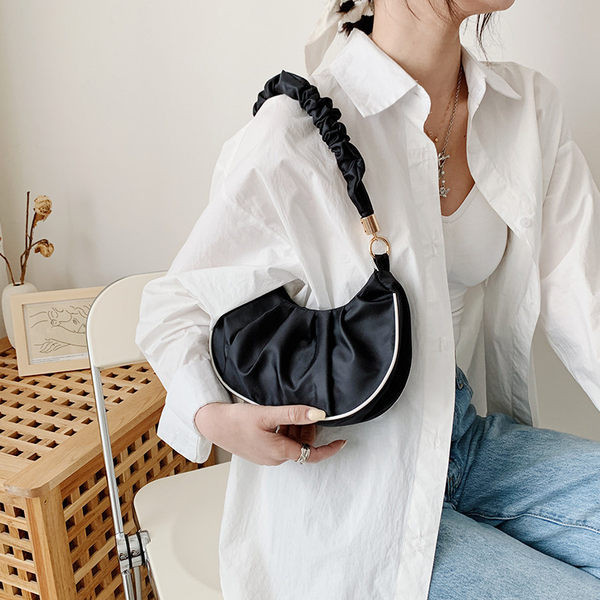 Moteriška odinė rankinė su trumpa rankena ant peties