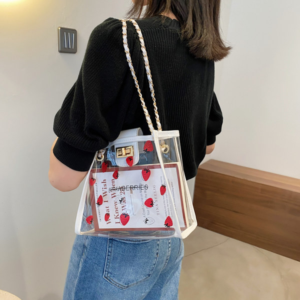 Γυναικεία τσάντα με απλικέ και μεταλλική αλυσίδα - δύο μοντέλα