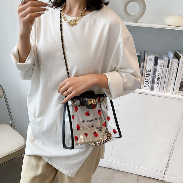 Γυναικεία τσάντα με απλικέ και μεταλλική αλυσίδα - δύο μοντέλα