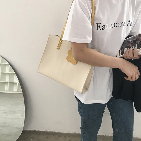 Γυναικεία τσάντα ώμου καθημερινή με κουμπιά