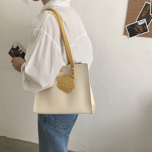 Γυναικεία τσάντα ώμου καθημερινή με κουμπιά