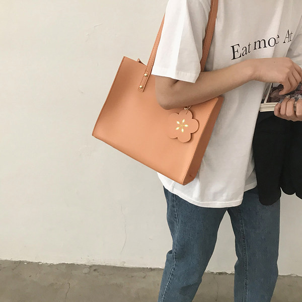 Γυναικεία τσάντα ώμου καθημερινή με κουμπιά