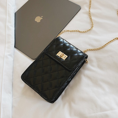 Γυναικεία τσάντα με μεταλλικό κούμπωμα και αλυσίδα σε τέσσερα χρώματα