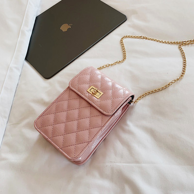 Γυναικεία τσάντα με μεταλλικό κούμπωμα και αλυσίδα σε τέσσερα χρώματα