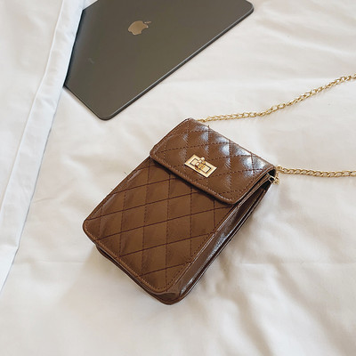 Γυναικεία τσάντα με μεταλλικό κούμπωμα και αλυσίδα σε τέσσερα χρώματα