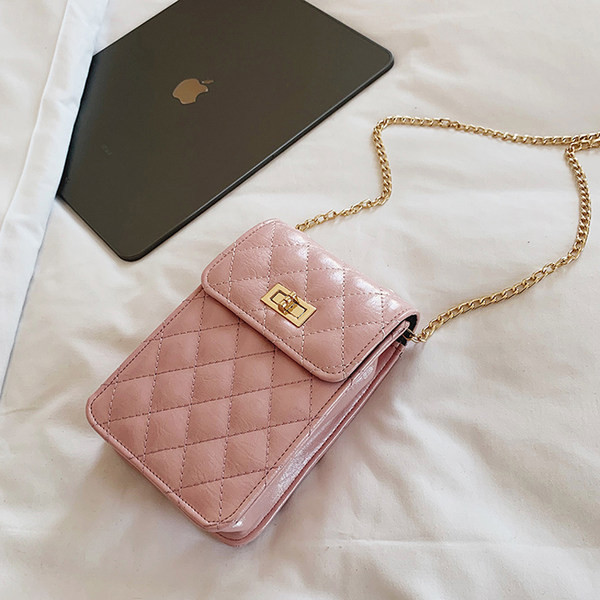 Γυναικεία τσάντα με μεταλλικό κούμπωμα και αλυσίδα σε τέσσερα χρώματα