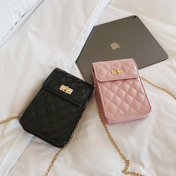 Γυναικεία τσάντα με μεταλλικό κούμπωμα και αλυσίδα σε τέσσερα χρώματα