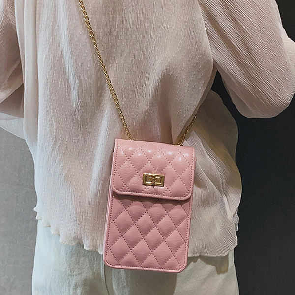 Γυναικεία τσάντα με μεταλλικό κούμπωμα και αλυσίδα σε τέσσερα χρώματα