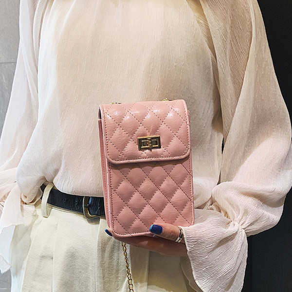 Γυναικεία τσάντα με μεταλλικό κούμπωμα και αλυσίδα σε τέσσερα χρώματα