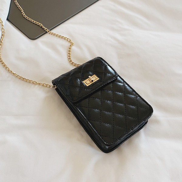 Γυναικεία τσάντα με μεταλλικό κούμπωμα και αλυσίδα σε τέσσερα χρώματα