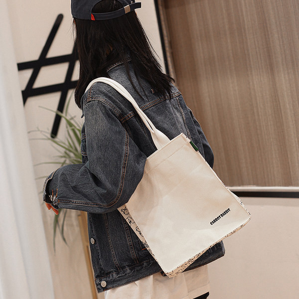 Γυναικεία καθημερινή τσάντα με επιγραφή και φερμουάρ