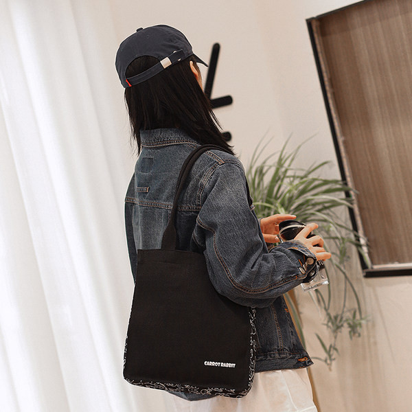 Γυναικεία καθημερινή τσάντα με επιγραφή και φερμουάρ