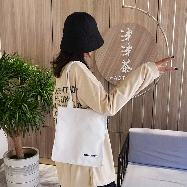 Γυναικεία καθημερινή τσάντα με επιγραφή και φερμουάρ