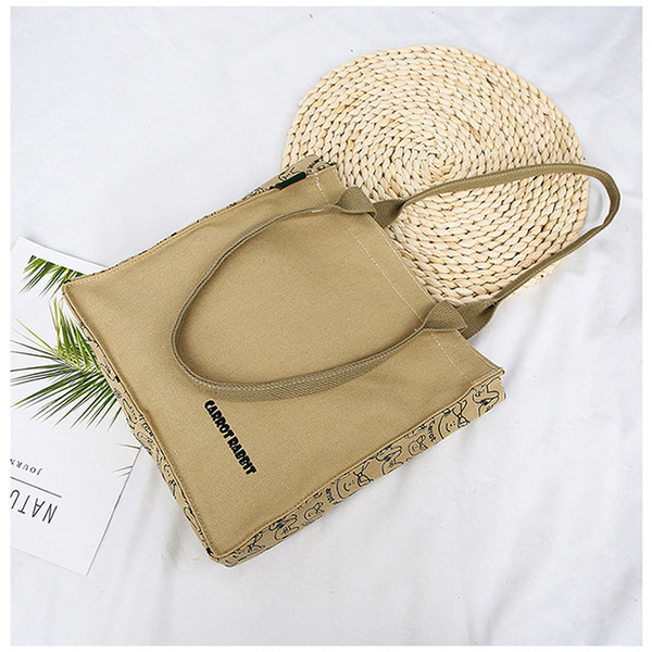 Γυναικεία καθημερινή τσάντα με επιγραφή και φερμουάρ