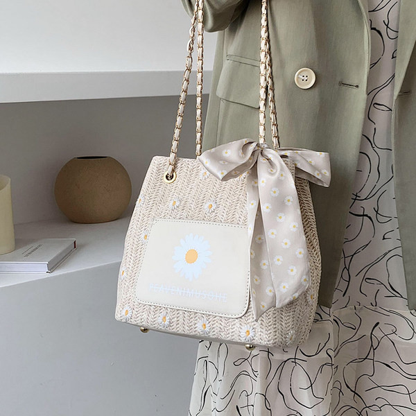 Ženska torba s izvezenim cvijećem i dugom ručkom