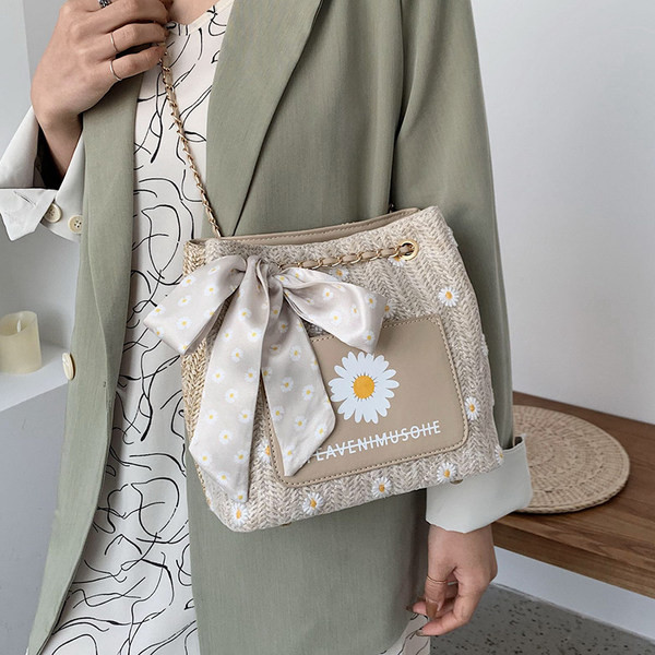 Ženska torba s izvezenim cvijećem i dugom ručkom