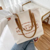 Γυναικεία καθημερινή τσάντα με επιγραφές και φερμουάρ
