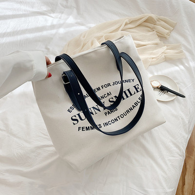 Γυναικεία καθημερινή τσάντα με επιγραφές και φερμουάρ