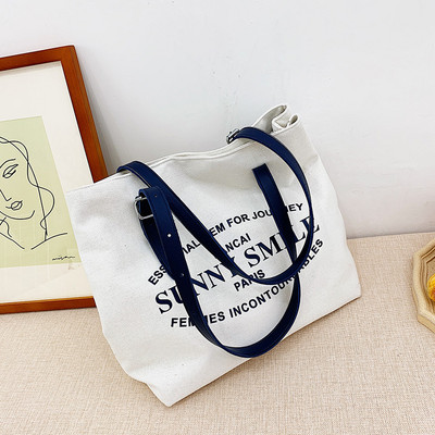 Γυναικεία καθημερινή τσάντα με επιγραφές και φερμουάρ