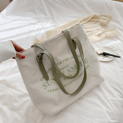 Γυναικεία καθημερινή τσάντα με επιγραφές και φερμουάρ